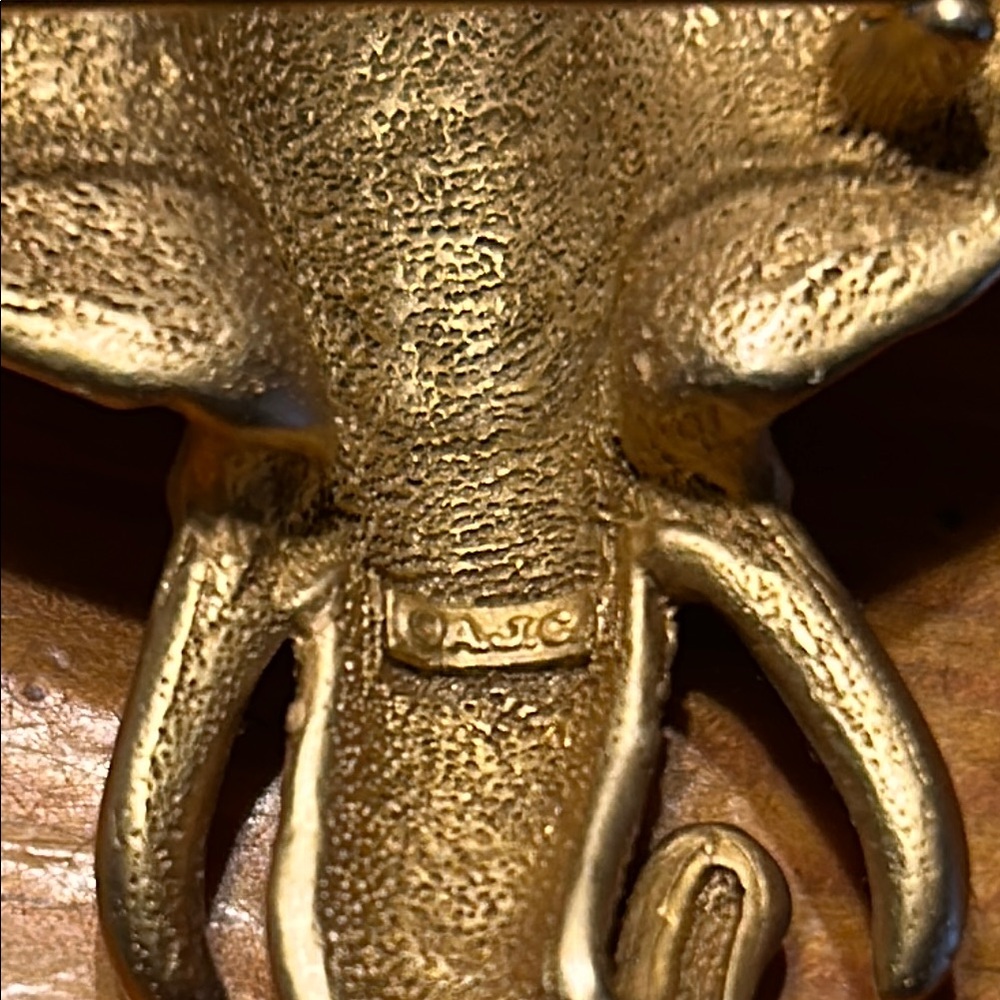 Gold Elephant Pin - Picture 3 of 4